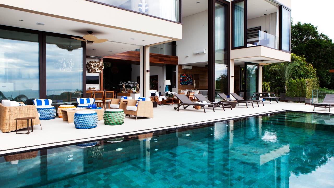 Casa; piscina; área externa; deck