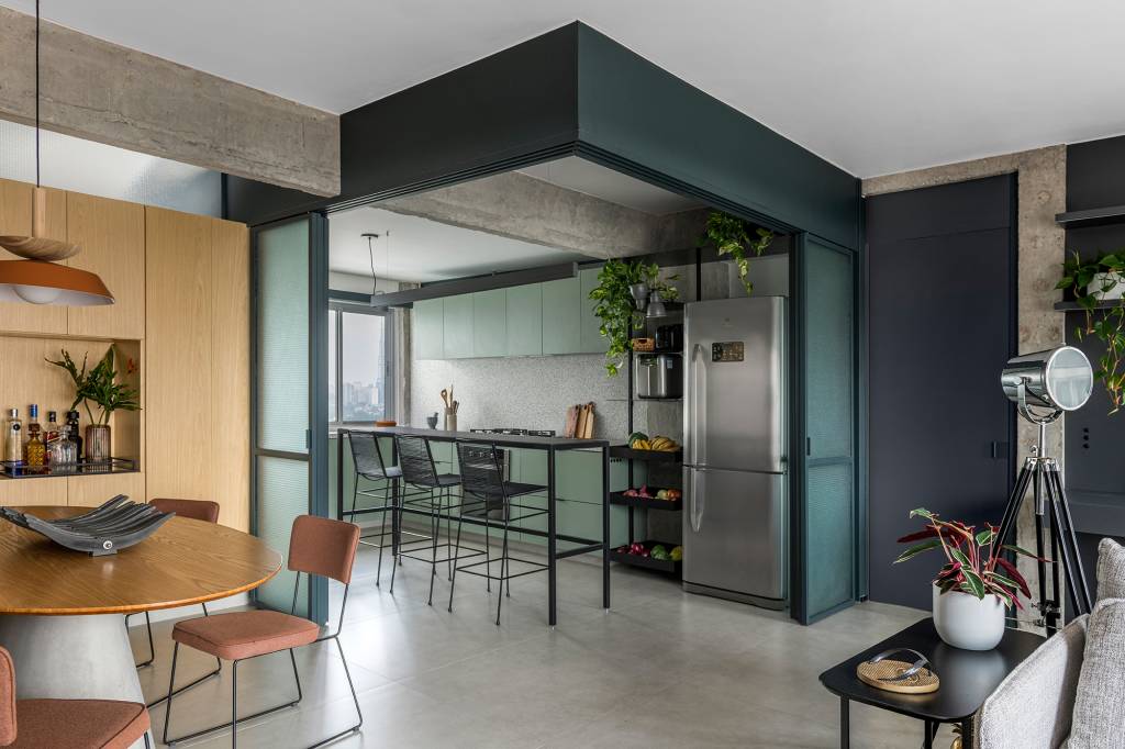 Apartamento 110 m2 ganha integração estilo urbano contemporâneo Macro Arquitetos cozinha americana bancada cadeira estante armario mesa jantar cadeira serralheria