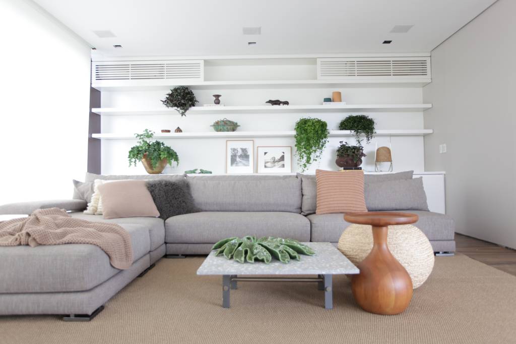 apartamento-450-m2-estilo-minimalista-decor-em-tons-suaves-estudio-glik-credito-luciana-napcham-sala (2) Apartamento 450 m2 estilo minimalista décor tons suaves Estúdio Glik de Interiores sala estar sofa estante vaso tapete