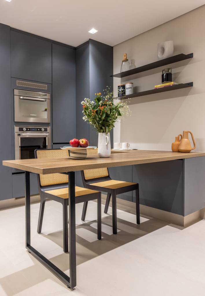 ape-275-m2-decor-rustico-toques-cinza-si-saccab-evelyn-muller-cozinha(46) Apê 275 m2 décor rústico toques cinza SImone Si Saccab decoracao cozinha marcenaria cinza mesa cadeira