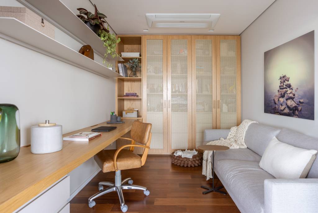 ape-275-m2-decor-rustico-toques-cinza-si-saccab-evelyn-muller-home-office(43) Apê 275 m2 décor rústico toques cinza SImone Si Saccab decoracao home office sofa armario mesa prateleira
