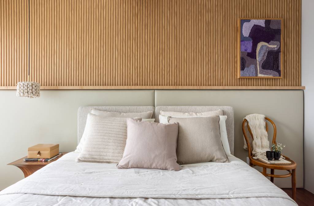 ape-275-m2-decor-rustico-toques-cinza-si-saccab-evelyn-muller-quarto-casal(36) Apê 275 m2 décor rústico toques cinza SImone Si Saccab decoracao quarto casal cama cabeceira ripado quadro