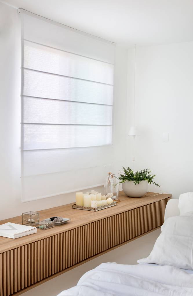 ape-40m-transformado-loft-minimalista-diego-raposo-arquitetos-05-banco Banco de madeira ripada.