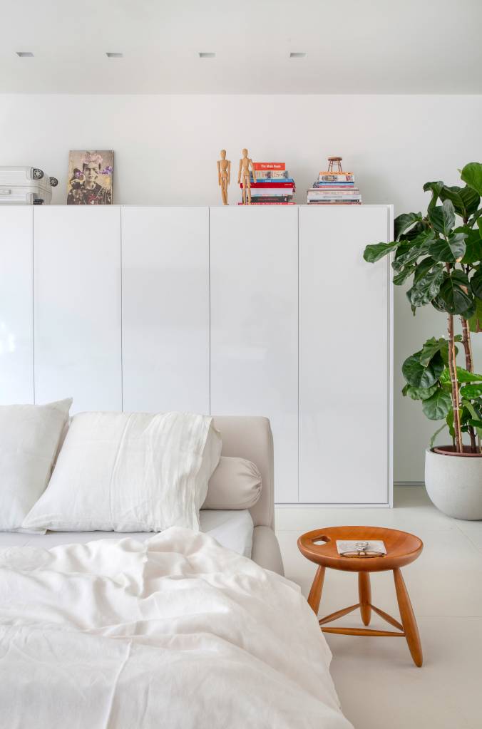 ape-40m-transformado-loft-minimalista-diego-raposo-arquitetos-10-quarto-cama Quarto branco com cama baixa; ficus; armário branco.