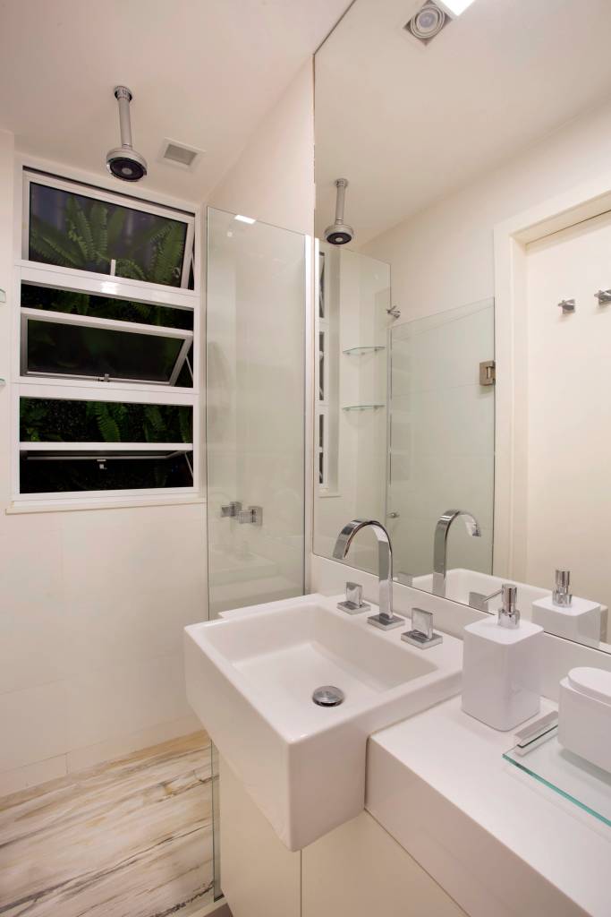 ape-de-70m-ganha-cara-nova-com-reforma-economica-ketlein-amorim-11-banheiro Banheiro pequeno branco com box de vidro.