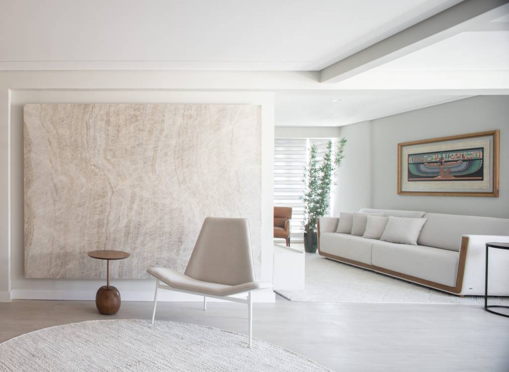 cobertura minimalista 240 m2 Tatiana Ravache Laura Ribas ARQLT Arquitetura decoracao hall marcenaria madeira poltrona tapete sala estar quadro