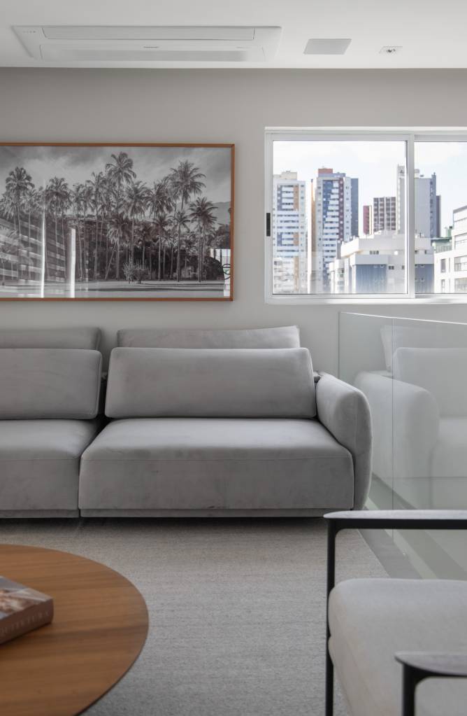 cobertura minimalista 240 m2 Tatiana Ravache Laura Ribas ARQLT Arquitetura decoracao sala estar sofa quadro