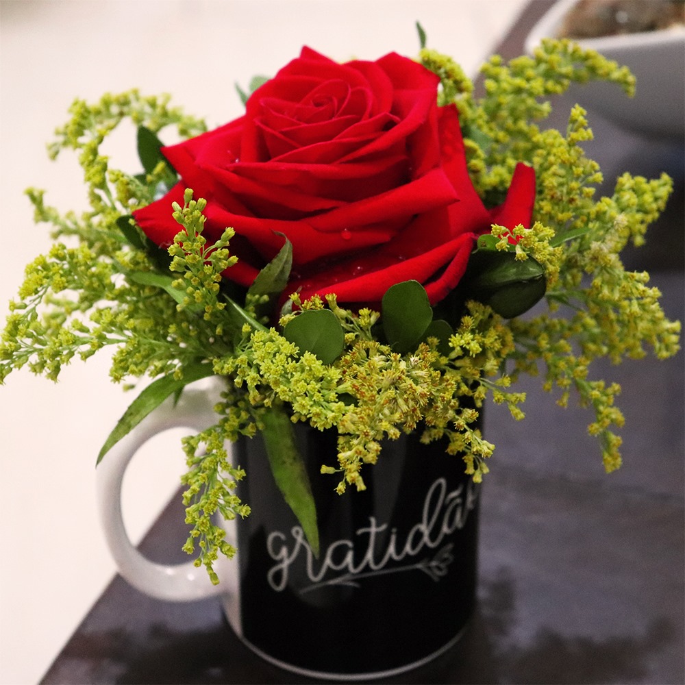 Arranjo com uma rosa vermelha em caneca.