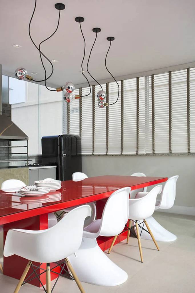 composicoes-de-cadeiras-diferentes-para-sala-de-jantar-landhi-amanda-miranda Área gourmet com mesa vermelha e composição de cadeiras brancas.