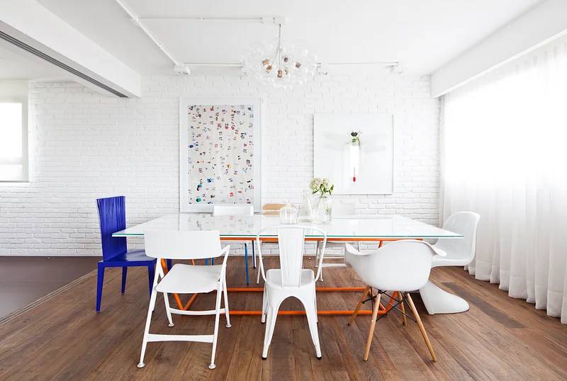 composicoes-de-cadeiras-diferentes-para-sala-de-jantar-landhi- flavia-gerab-tayar Sala de jantar branca com composição de cadeiras brancas