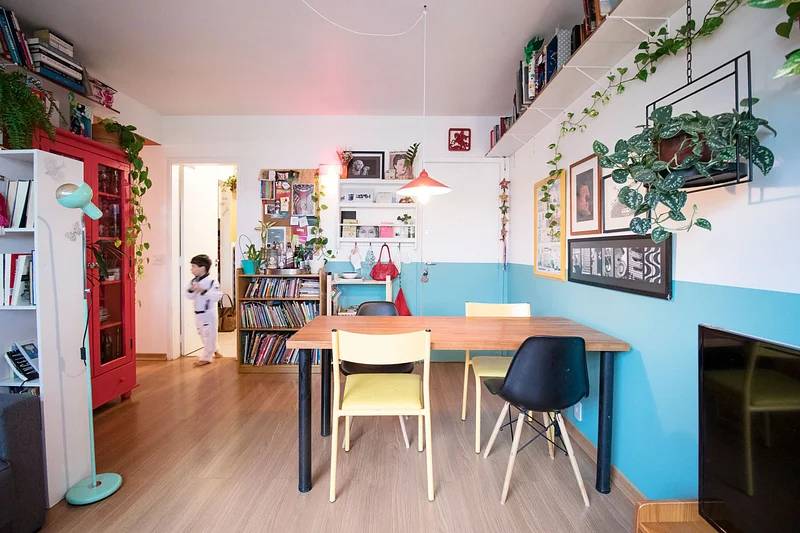 composicoes-de-cadeiras-diferentes-para-sala-de-jantar-landhi-hibisco-arquitetura Sala com composição de cadeiras diferentes; meia parede azul