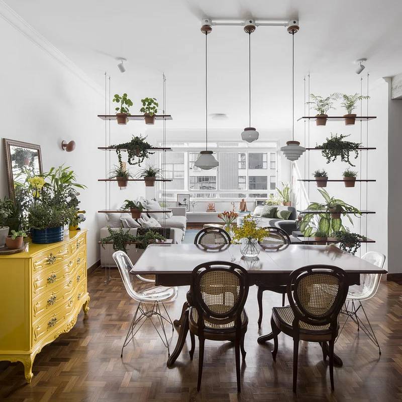 composicoes-de-cadeiras-diferentes-para-sala-de-jantar-landhi-mana-arquitetura Sala com composição de cadeiras de estilos diferentes; piso de taco e prateleiras de plantas