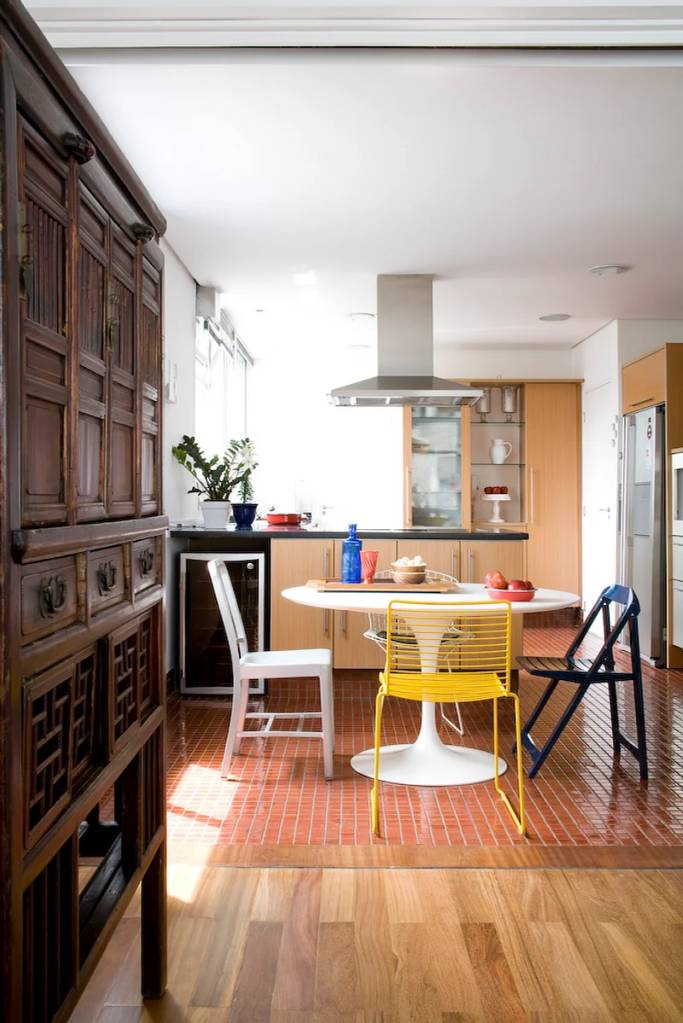composicoes-de-cadeiras-diferentes-para-sala-de-jantar-landhi Cozinha com composição de cadeiras