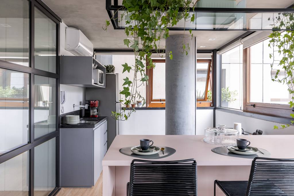 conheca-escritorio-instagramavel-steal-the-look-ana-rozenblit-credito-rafael-renzo-cozinha (26) escritório instagramável Steal the Look Ana Rozenblit cozinha bancada rosa cadeira prateleira decoracao