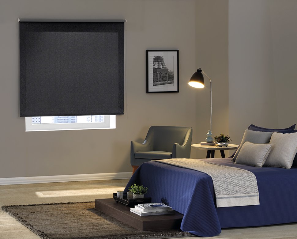 cortina-para-quarto-como-escolher-o-modelo-tamanho-cor-bella-janela-02 Quarto com cortina tipo rolo blackout.