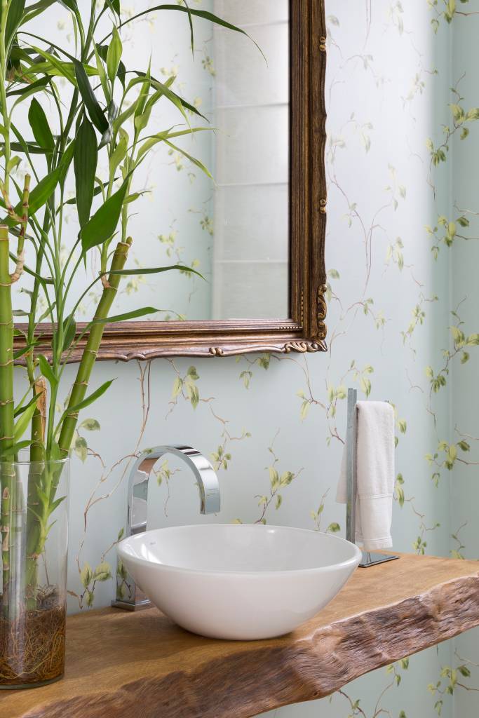 estilo-vintage-e-tendencia-no-decor-aie-tombolato-foto-julia-ribeiro-04-lavabo-papel-de-parede Lavabo com bancada de madeira e papel de parede floral
