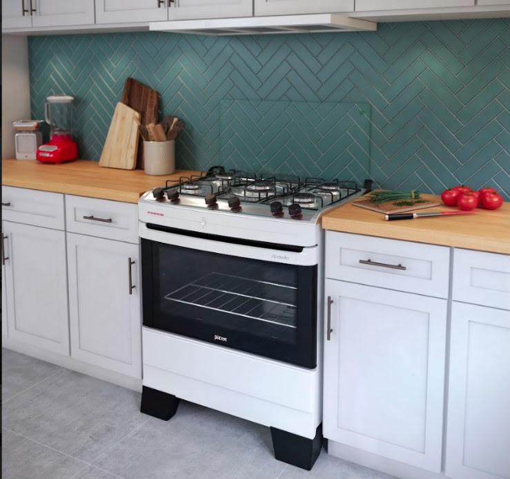 Cozinha com backsplash verde e fogão de piso branco.