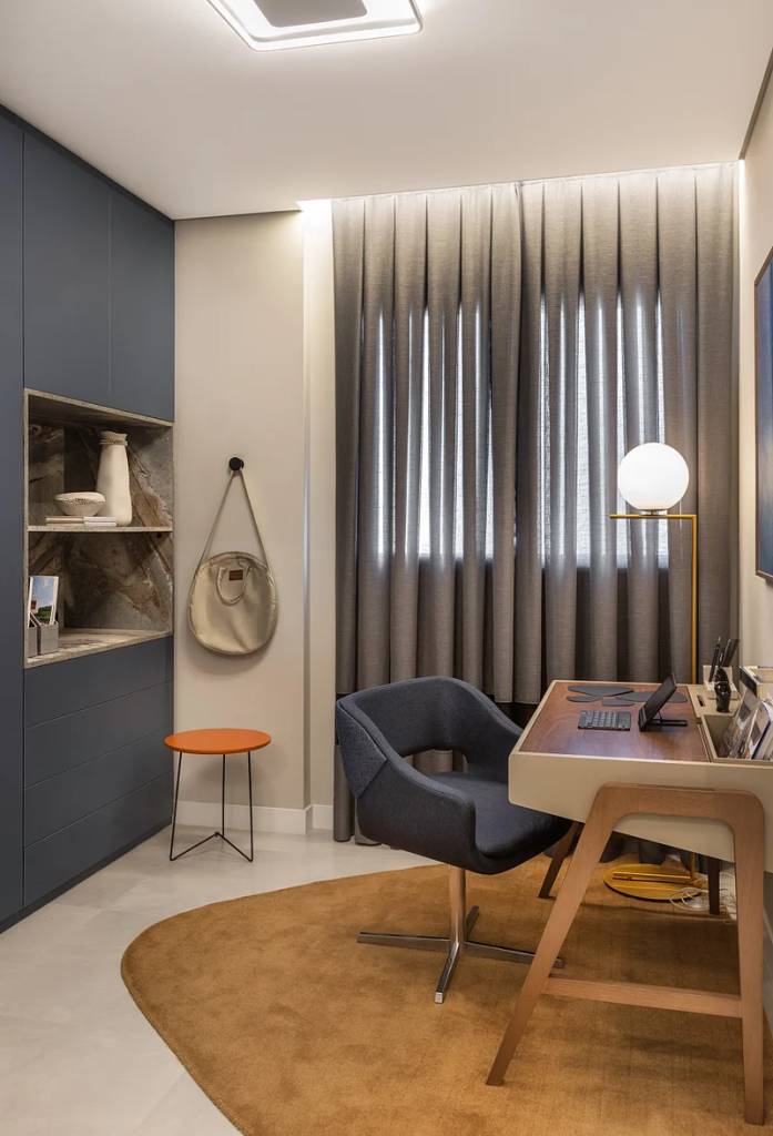 ganchos-cabideiros-na-decoracao-geovani-capelina-arquitetura Home office com marcenaria e poltrona azul e gancho na parede.