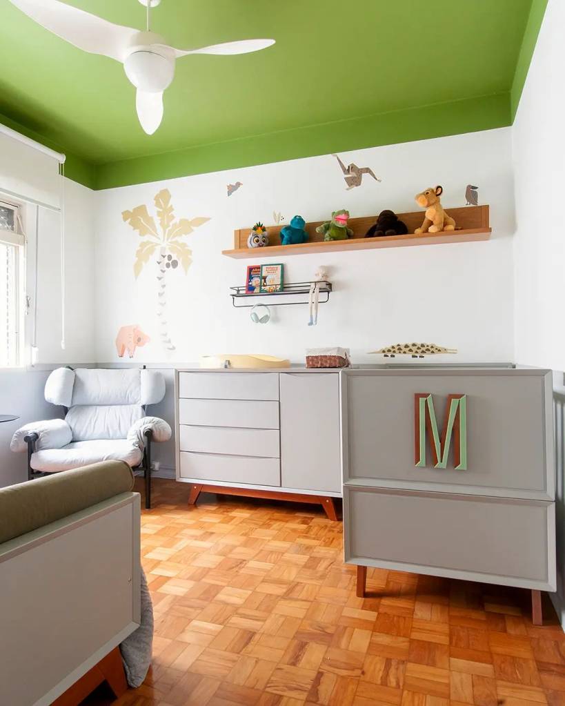 ideias-de-tetos-coloridos-landhi-camila-paulon-studio Quarto infantil com teto colorido verde; marcenaria cinza