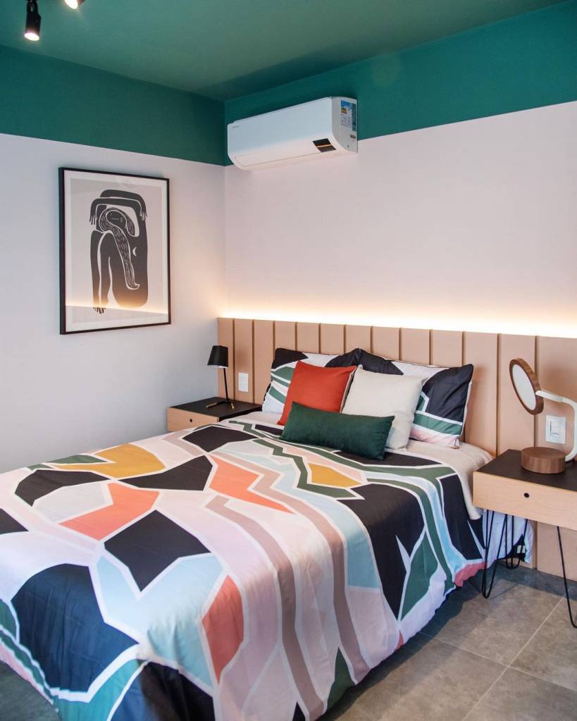 ideias-de-tetos-coloridos-landhi-monte-arquitetura Quarto com teto colorido verde escuro; cama de casal e cabeceira de madeira