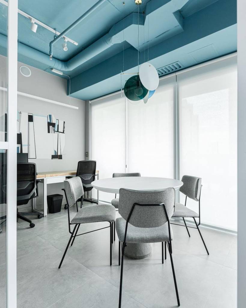 ideias-de-tetos-coloridos-landhi-natanlia-salla-arquitetura Área comercial com teto colorido azul; piso de porcelanato e decoração cinza