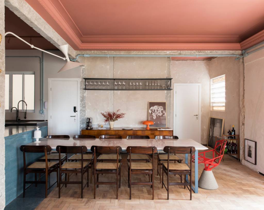 ideias-de-tetos-coloridos-landhi-superlimao-arquitetura Sala de jantar com teto colorido rosa; mesa de jantar e cadeira de palhinha.