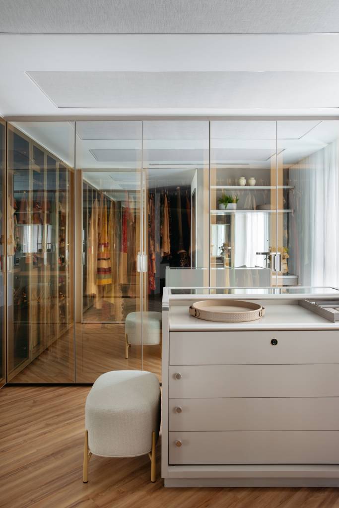 integracao-luz-natural-vista-ape-255m-paula-costa-19-closet Closet com armário de portas de vidro.
