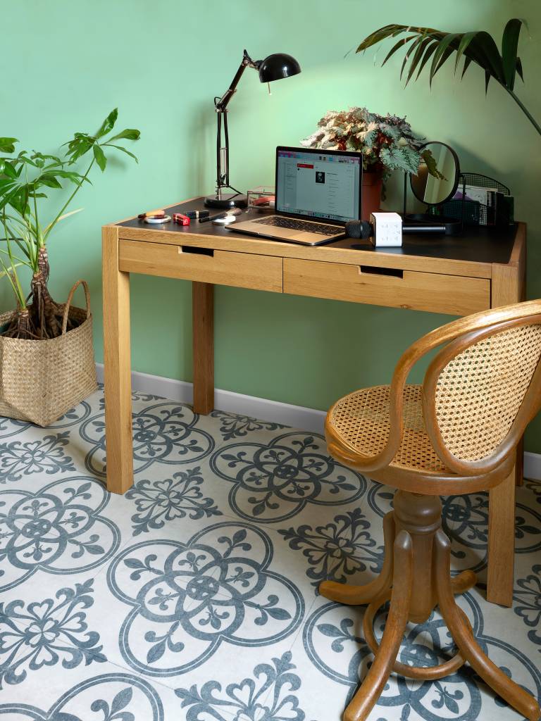 Home office com parede verde