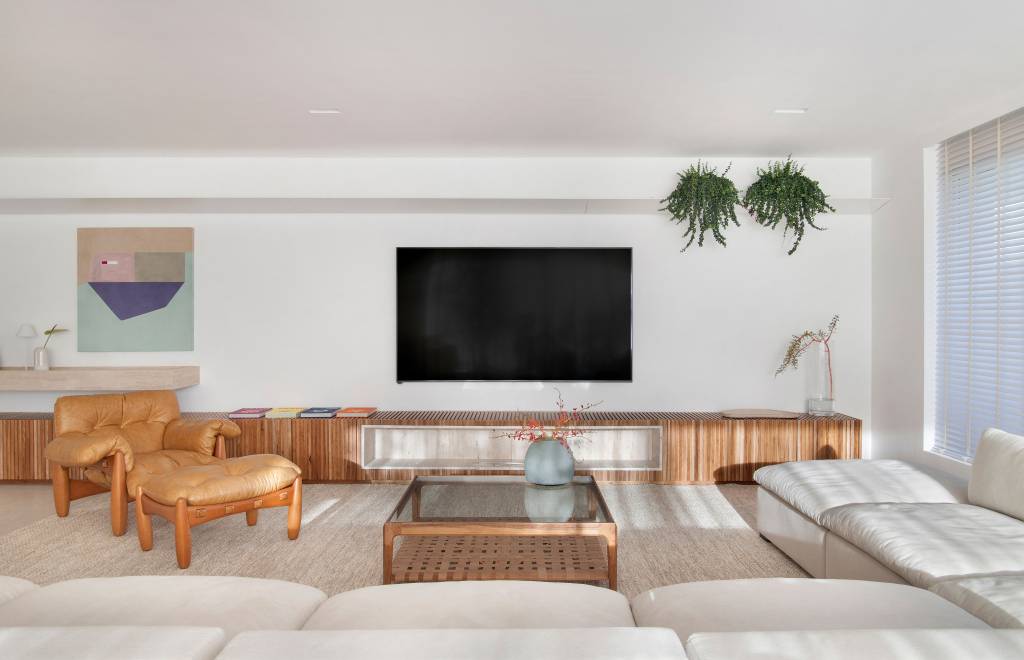 minimalismo-inspiracao-grega-marcam-apartamento-450m-diego-raposo-arquitetos-06-sala-tv Sala de tv clara com tapete bege e poltrona Mole.