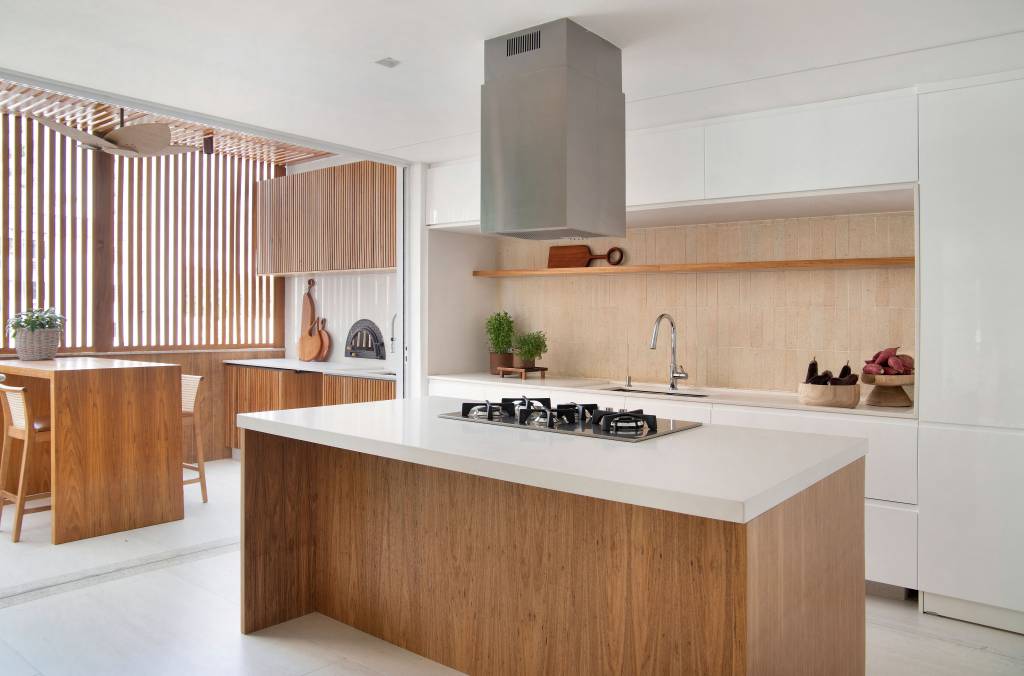minimalismo-inspiracao-grega-marcam-apartamento-450m-diego-raposo-arquitetos-12-cozinha Cozinha branca e minimalista com ilha em madeira; cozinha integrada;