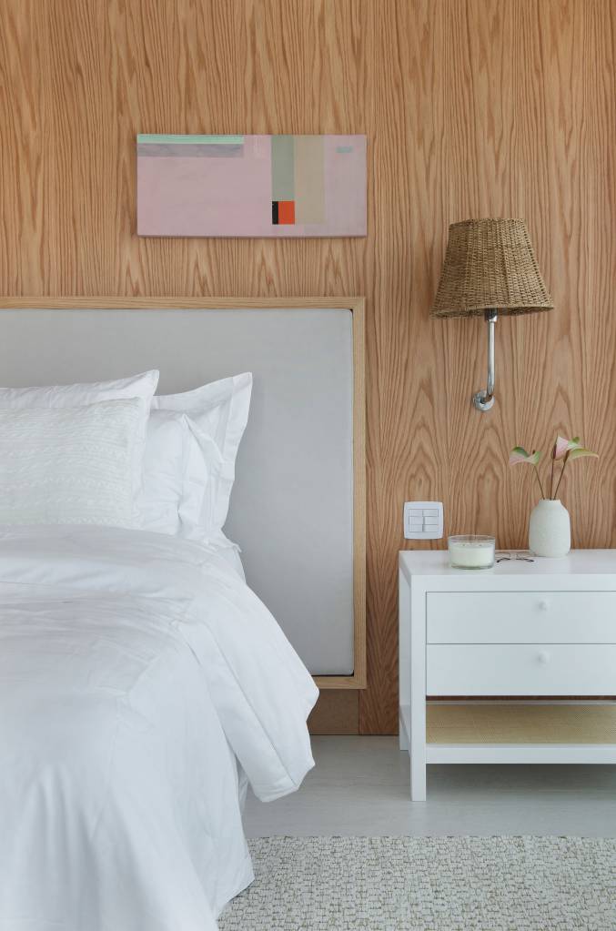 minimalismo-inspiracao-grega-marcam-apartamento-450m-diego-raposo-arquitetos-21-quarto Quarto com parede revestida de madeira, cama de casal com roupa de cama branca.