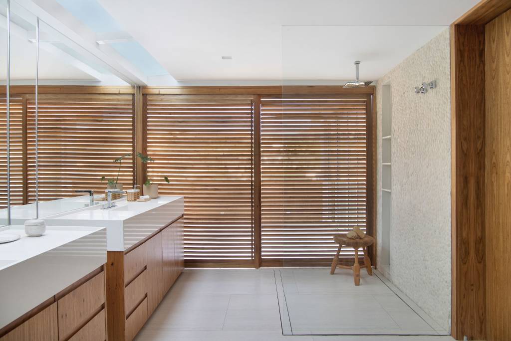 minimalismo-inspiracao-grega-marcam-apartamento-450m-diego-raposo-arquitetos-22-banheiro Banheiro com bancada de madeira.