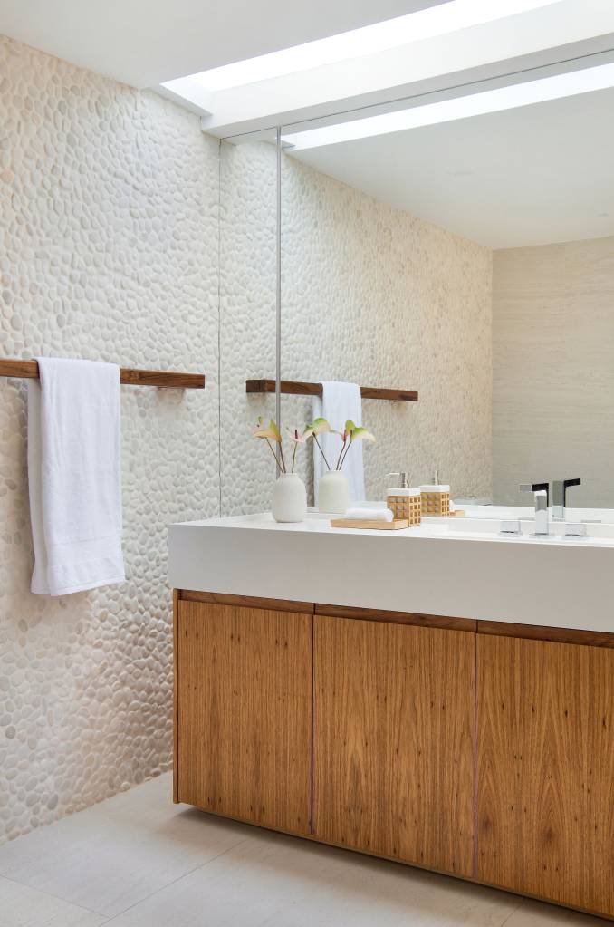 minimalismo-inspiracao-grega-marcam-apartamento-450m-diego-raposo-arquitetos-23-banheiro Banheiro com armários de madeira.