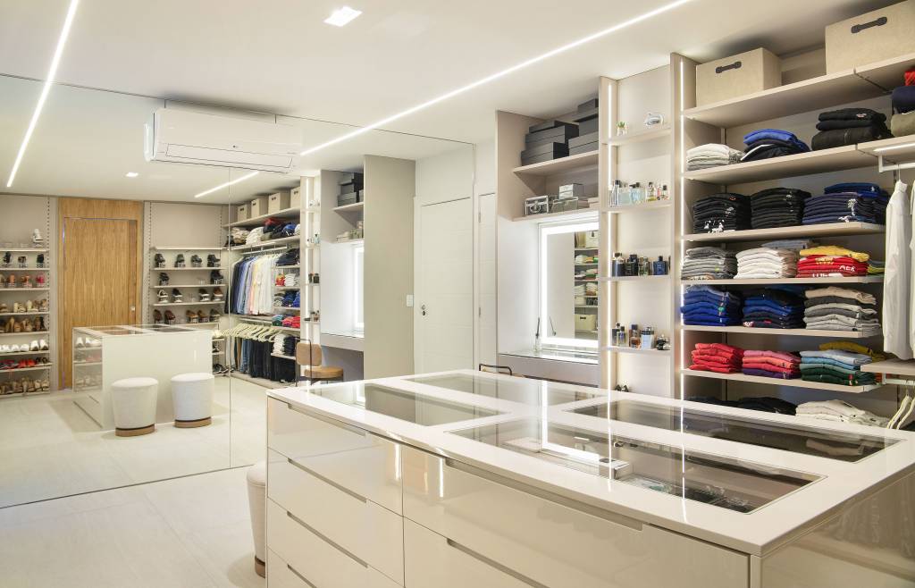 minimalismo-inspiracao-grega-marcam-apartamento-450m-diego-raposo-arquitetos-27-closet Closet grande com armários brancos e espelhos.