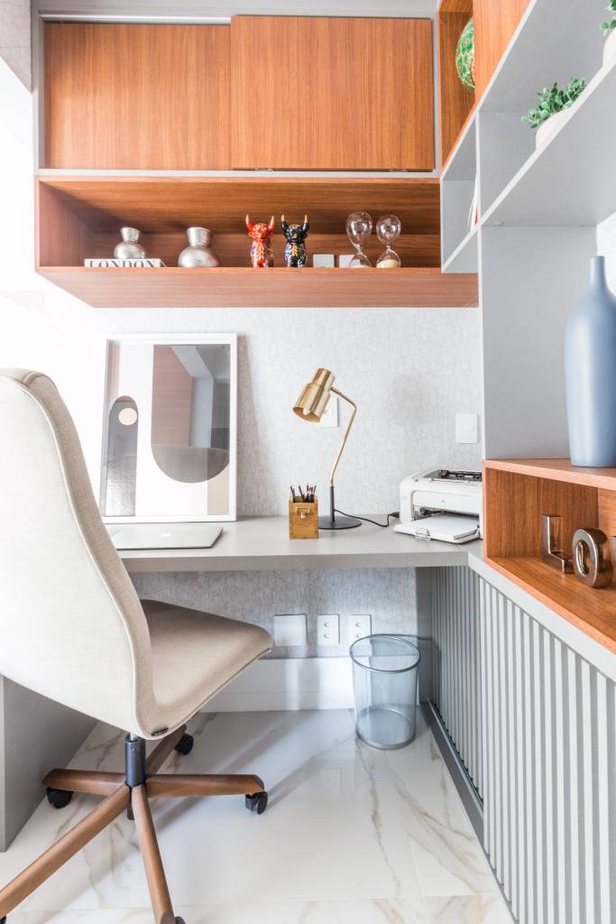 painel-com-duas-tvs-lareira-ambientes-integrados-ape-daniela-funari-44-home-office Home office pequeno com bancada e estante de marcenaria.