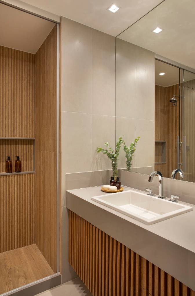 parede-verde-madeira-natural-ape-240m-amanda-miranda-20-banheiro Banheiro revestido porcelanato no padrão madeira.