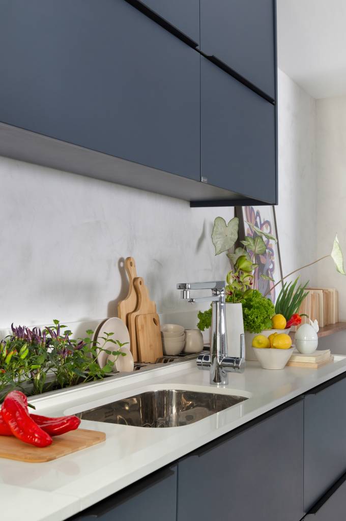 quarto-hospedes-sala-de-jogos-ape-85m-sketchlab-arquitetura-10-cozinha Cozinha estreita; cozinha em estilo corredor com marcenaria azul.