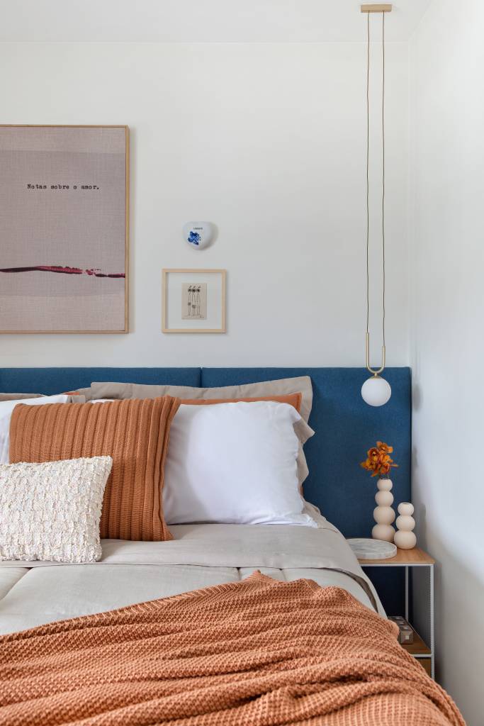 quarto-hospedes-sala-de-jogos-ape-85m-sketchlab-arquitetura-11-quarto Quarto de casal com cabeceira estofada azul.