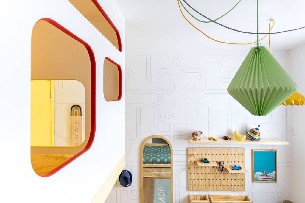 Quarto infantil montessoriano mezanino parede de escalada Juliana Mancini. marcenaria cama armario mesa luminaria