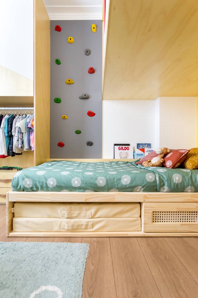 quarto-infantil-montessoriano-mezanino-parede-escalada-juliana-mancini-credito-mariana-matos (10) Quarto infantil montessoriano mezanino parede de escalada Juliana Mancini. marcenaria cama armario mesa luminaria