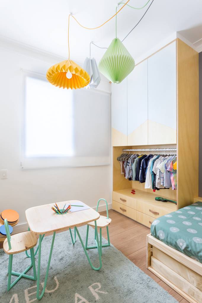 Quarto infantil montessoriano mezanino parede de escalada Juliana Mancini. marcenaria cama armario mesa luminaria