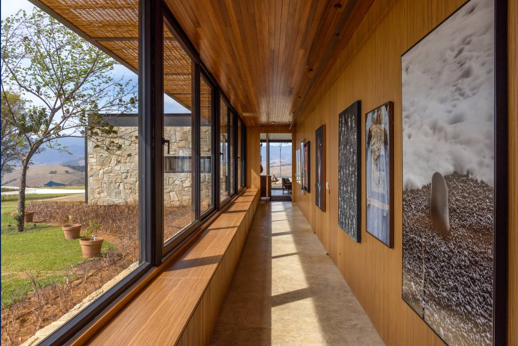 rancho-sustentavel-bruno-gagliasso-giovanna-ewbank-hana-lerner-credito-andre-nazareth-corredor(8) rancho sustentável Bruno Gagliasso Giovanna Ewbank Hana Lerner decoracao corredor quadro madeira jardim