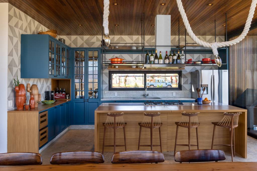 rancho-sustentavel-bruno-gagliasso-giovanna-ewbank-hana-lerner-credito-andre-nazareth-cozinha (30) rancho sustentável Bruno Gagliasso Giovanna Ewbank Hana Lerner decoracao cozinha americana ilha cadeira armario