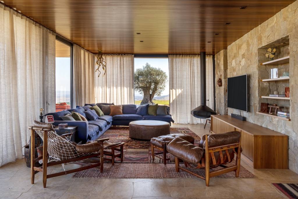 rancho-sustentavel-bruno-gagliasso-giovanna-ewbank-hana-lerner-credito-andre-nazareth-living (18) rancho sustentável Bruno Gagliasso Giovanna Ewbank Hana Lerner decoracao sala estar living pedra quadro poltrona lareira tapete sofa