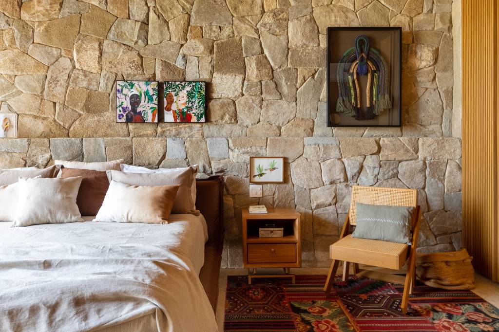 rancho-sustentavel-bruno-gagliasso-giovanna-ewbank-hana-lerner-credito-andre-nazareth-quarto (43) rancho sustentável Bruno Gagliasso Giovanna Ewbank Hana Lerner decoracao quarto casal cama pedra madeira cadeira quadro