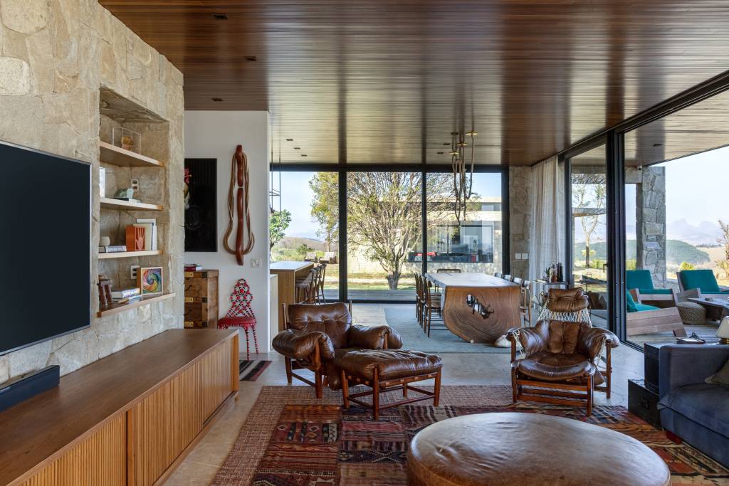 rancho-sustentavel-bruno-gagliasso-giovanna-ewbank-hana-lerner-credito-andre-nazareth-sala(22) rancho sustentável Bruno Gagliasso Giovanna Ewbank Hana Lerner decoracao sala estar living jantar mesa poltrona tv