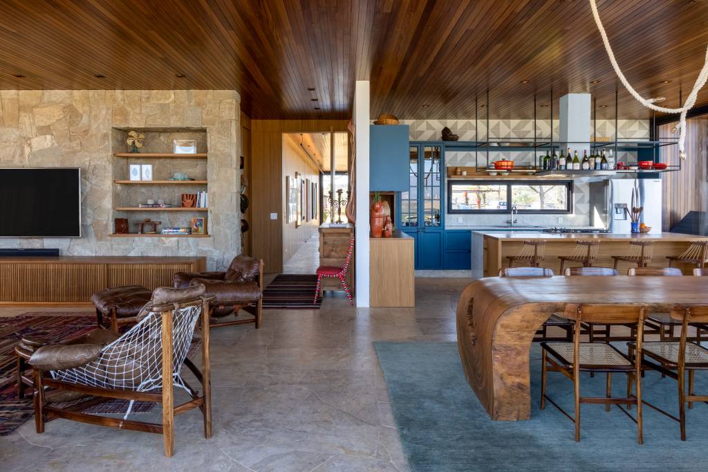 rancho-sustentavel-bruno-gagliasso-giovanna-ewbank-hana-lerner-credito-andre-nazareth-sala(8) rancho sustentável Bruno Gagliasso Giovanna Ewbank Hana Lerner decoracao sala estar living jantar mesa poltrona cozinha tapete