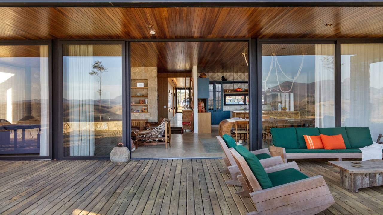 rancho sustentável Bruno Gagliasso Giovanna Ewbank Hana Lerner deque varanda madeira jardim sofa
