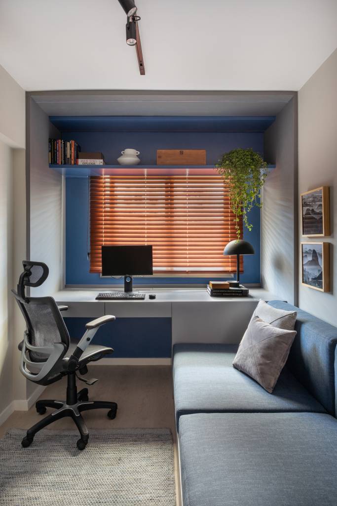 reforma-decor-sobrio-tons-de-cinza-ape-100m-rodolfo-consoli-13-home-office-sofa-cama Home office com parede azul e sofá cama.