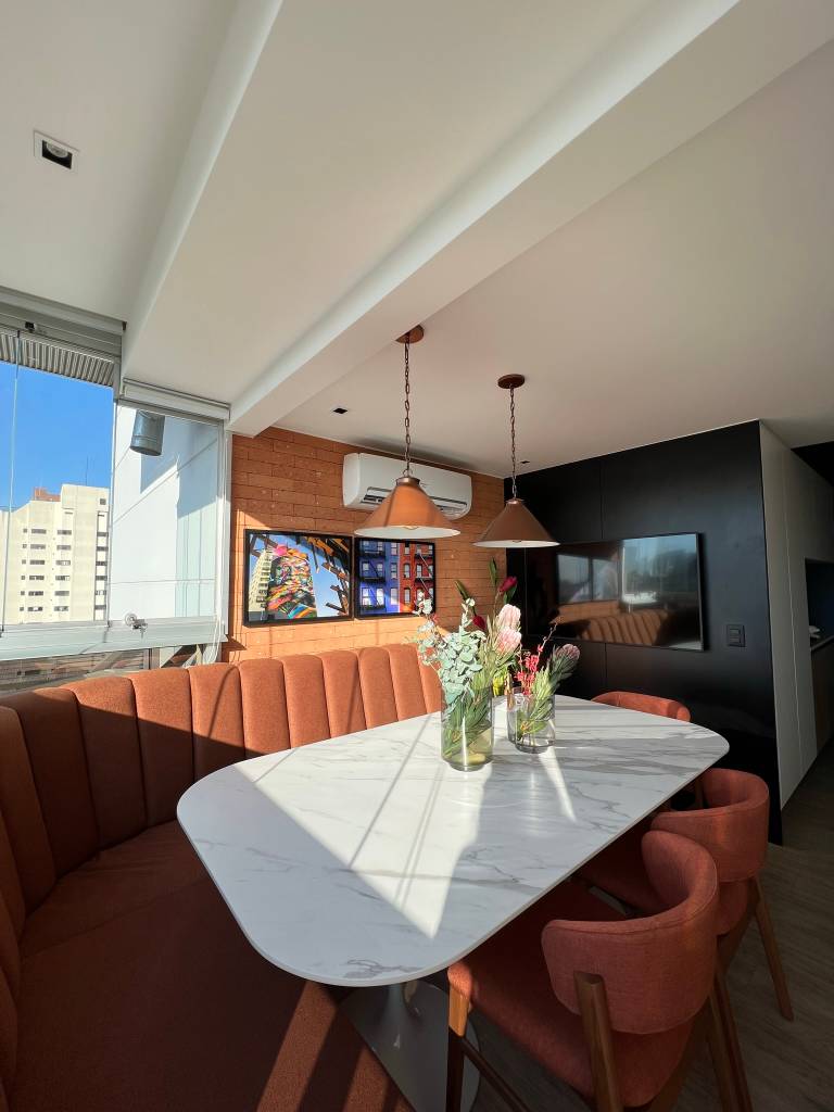 sem-reforma-renovando-moveis-revestimentos-ape-72m-studio-guadix-16 Sala de jantar em varanda integrada com canto alemão estofado.